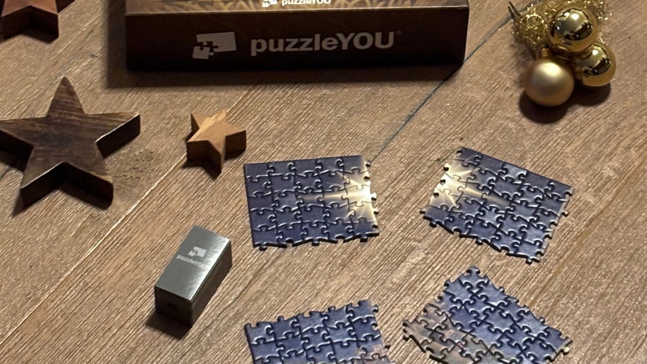 Beim Aufkaschieren vereinen unsere Mitarbeiter präzise das gedruckte Fotomotiv mit unserer stabilen Puzzle-Pappe.