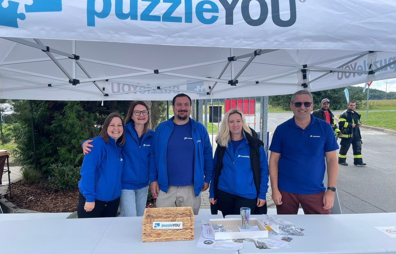 Unserel Mitarbeiter bereiten das fertig gestanzte Puzzle für die Zerbröselung vor. Dann kann der Puzzlespaß beginnen!