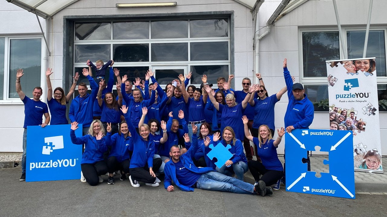 Bei der Verheiratung füllen wir Ihr gestanztes Fotopuzzle in die Geschenkbox.