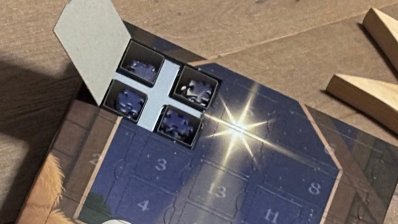Beim Aufkaschieren vereinen unsere Mitarbeiter präzise das gedruckte Fotomotiv mit unserer stabilen Puzzle-Pappe.