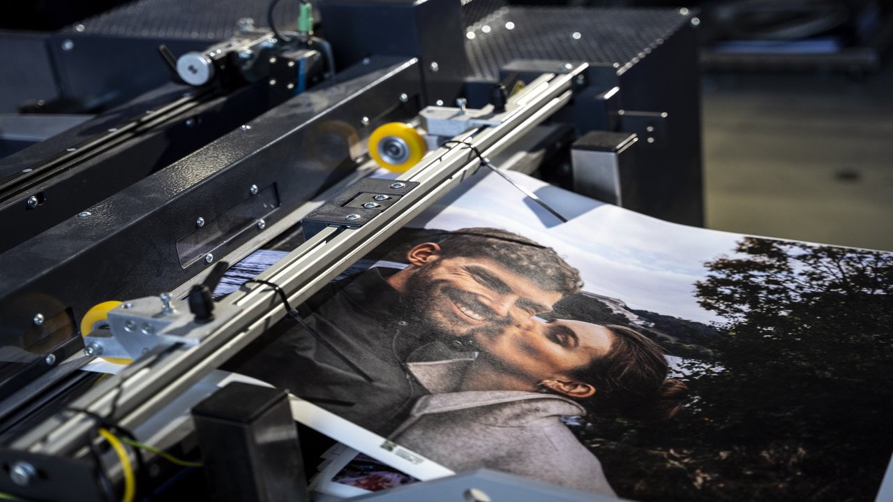 Beim Aufkaschieren vereinen unsere Mitarbeiter präzise das gedruckte Fotomotiv mit unserer stabilen Puzzle-Pappe.