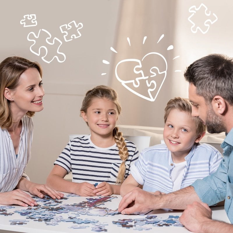 Beim Aufkaschieren vereinen unsere Mitarbeiter präzise das gedruckte Fotomotiv mit unserer stabilen Puzzle-Pappe.